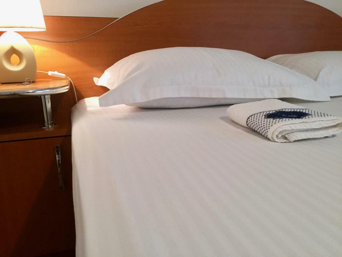 G.Eag - Premium Apartment Oradea Buitenkant foto